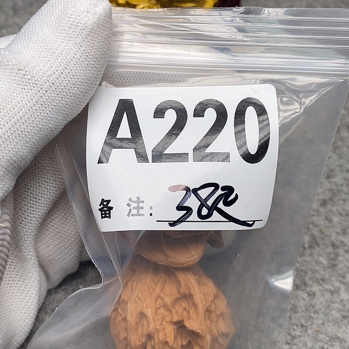 文玩核桃吊坠三棱