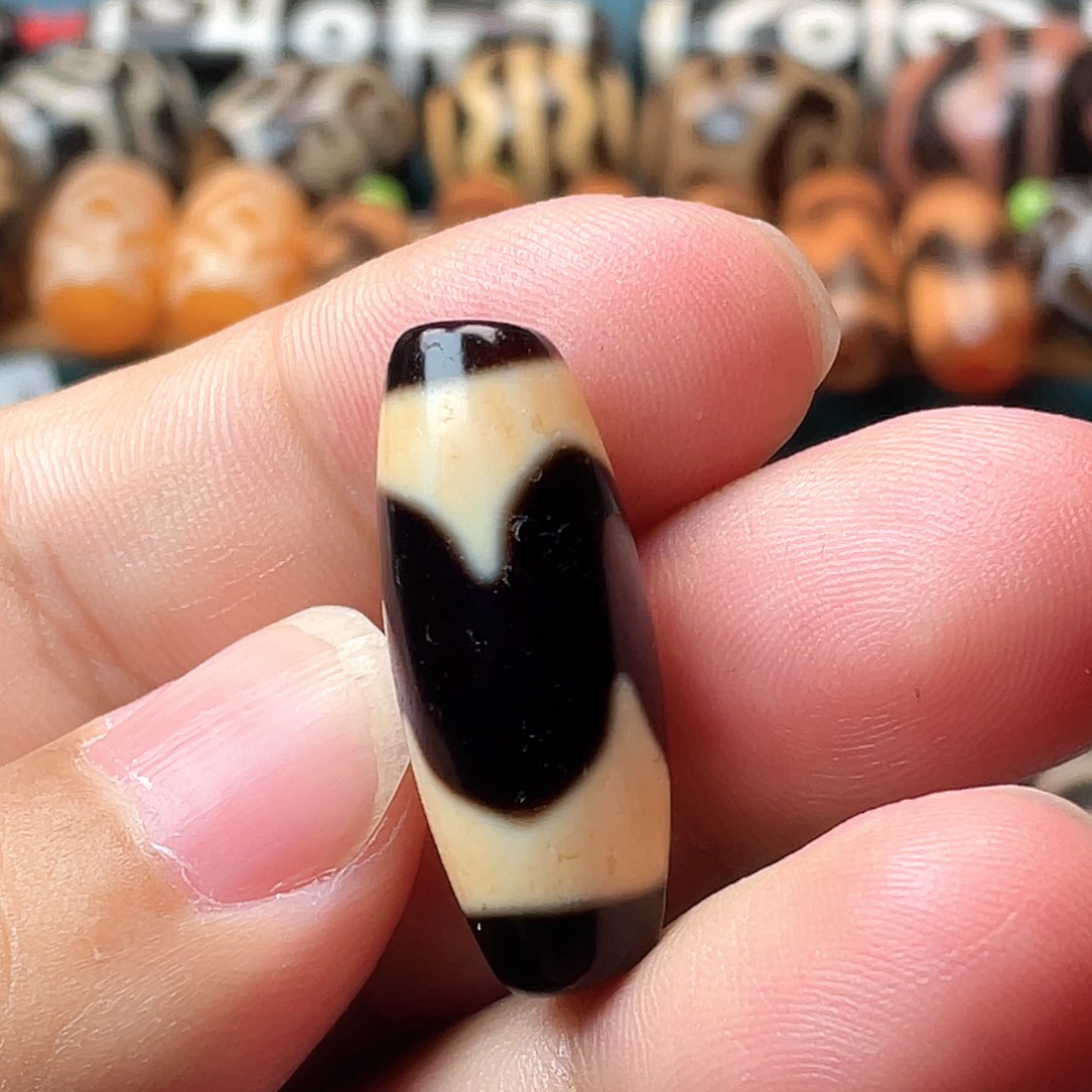 玛瑙/玉髓未镶嵌颈饰朱砂牙牙