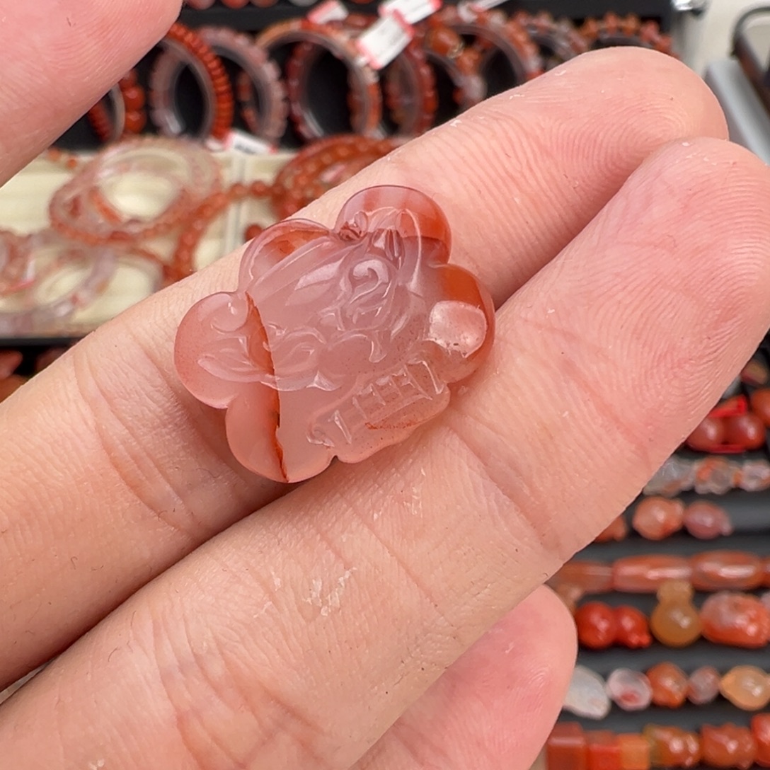 南红玛瑙未镶嵌颈饰兽面锁