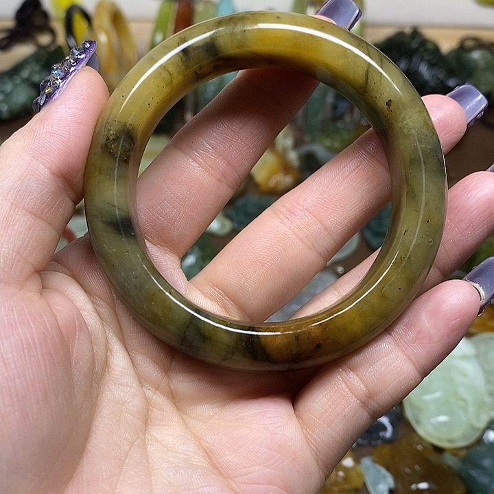 蛇纹石玉手镯未镶嵌