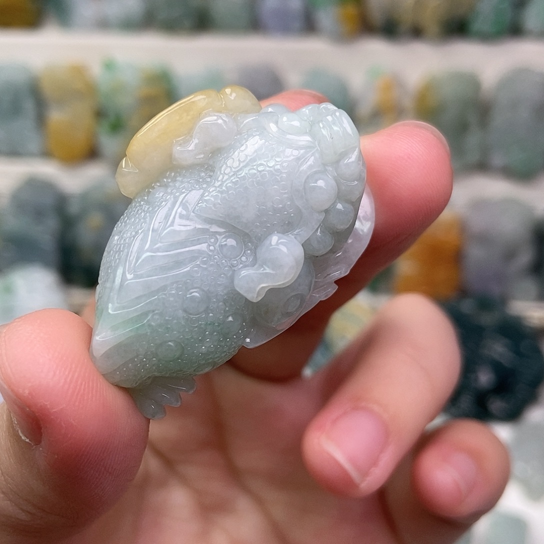 翡翠未镶嵌吊坠(赠链)