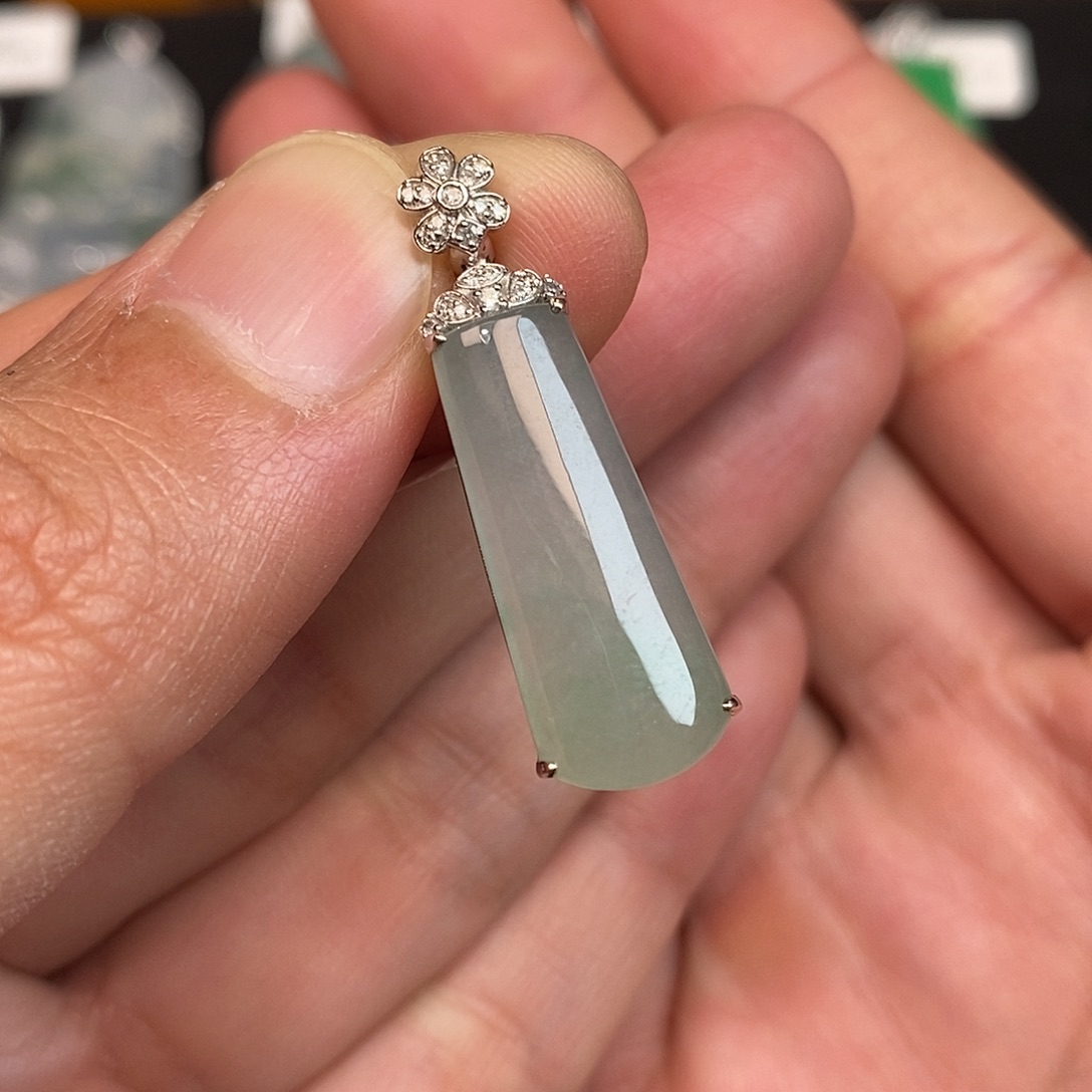 翡翠18K金镶嵌颈饰无事牌