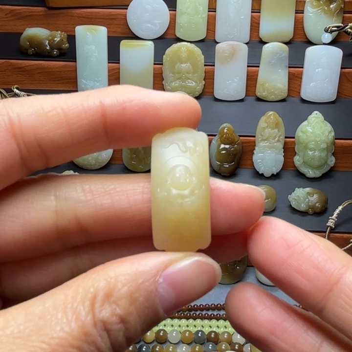 颈饰未镶嵌和田玉（糖玉）