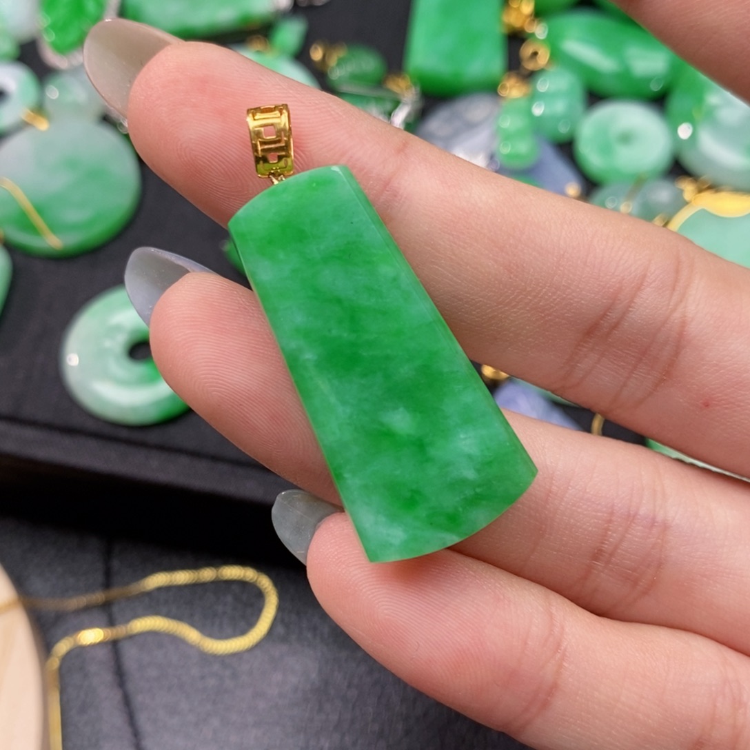 翡翠18K金镶嵌颈饰翡翠