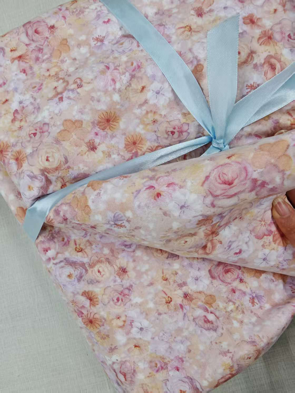 斜纹棉，樱花粉，尺寸2×2.35+-.5COM（免得加工床单）1