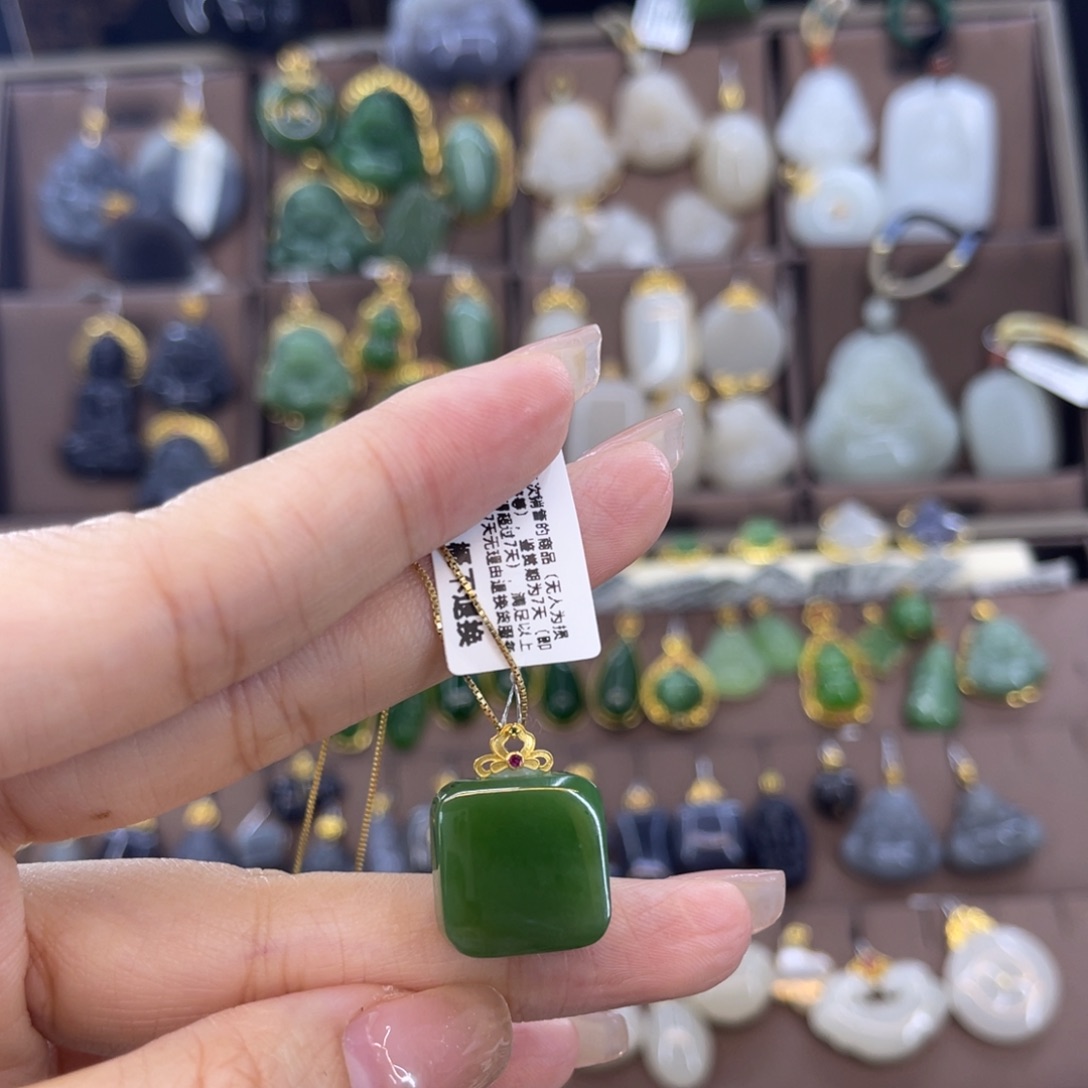 和田玉吊坠18K金镶嵌