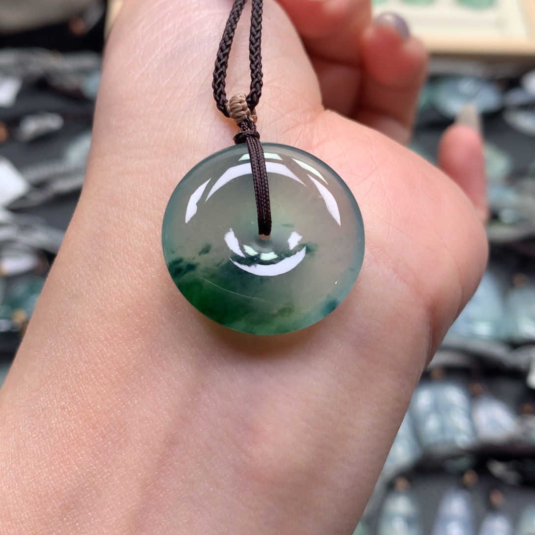 翡翠颈饰未镶嵌扣子