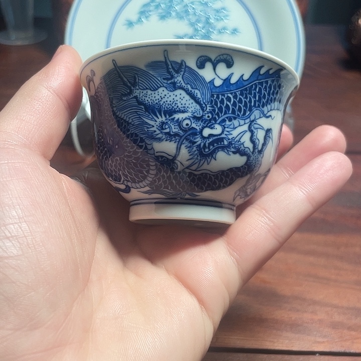 青花微瑕手绘龙纹主人杯