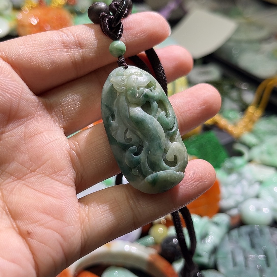 翡翠未镶嵌颈饰待编织