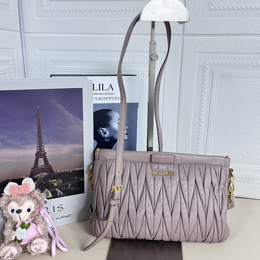 95新 MIU MIU/缪缪 豆沙紫褶皱斜挎包