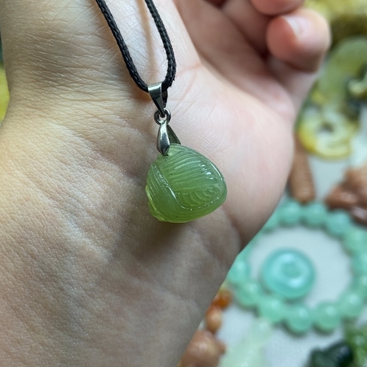 蛇纹石玉挂件未镶嵌