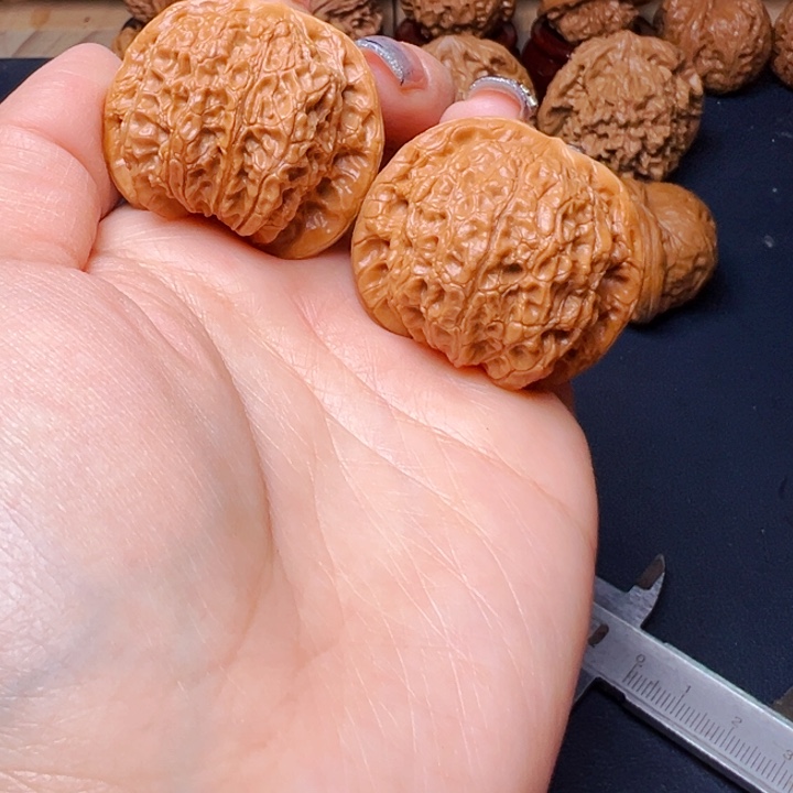 文玩核桃吊坠记****刻血麒麟38.5