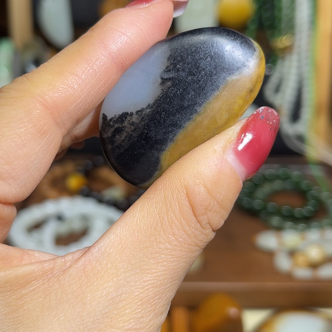 和田玉颈饰未镶嵌像****着