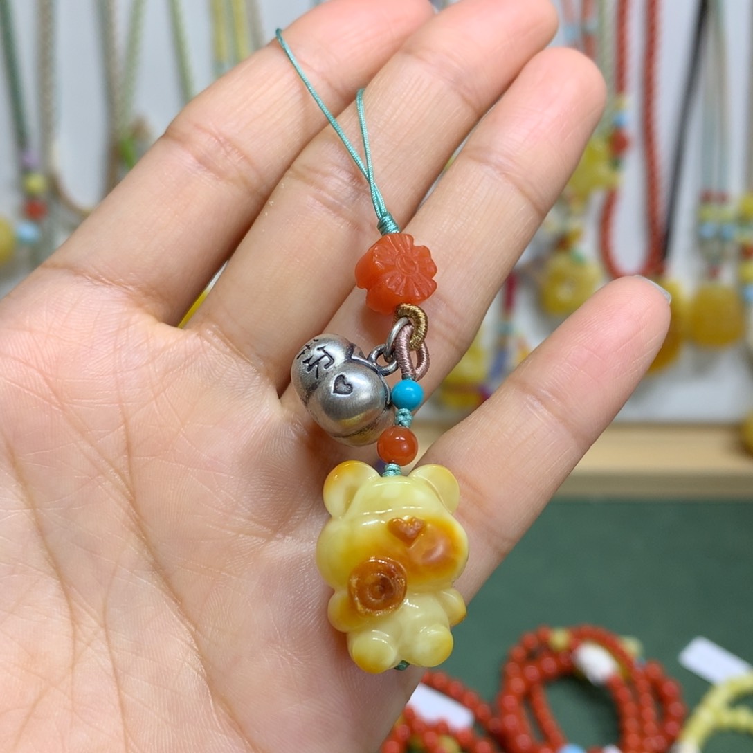 蜜蜡裸石足银镶嵌手机挂