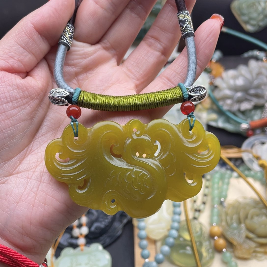 蛇纹石玉颈饰未镶嵌
