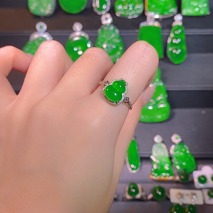 翡翠18K金镶嵌戒指