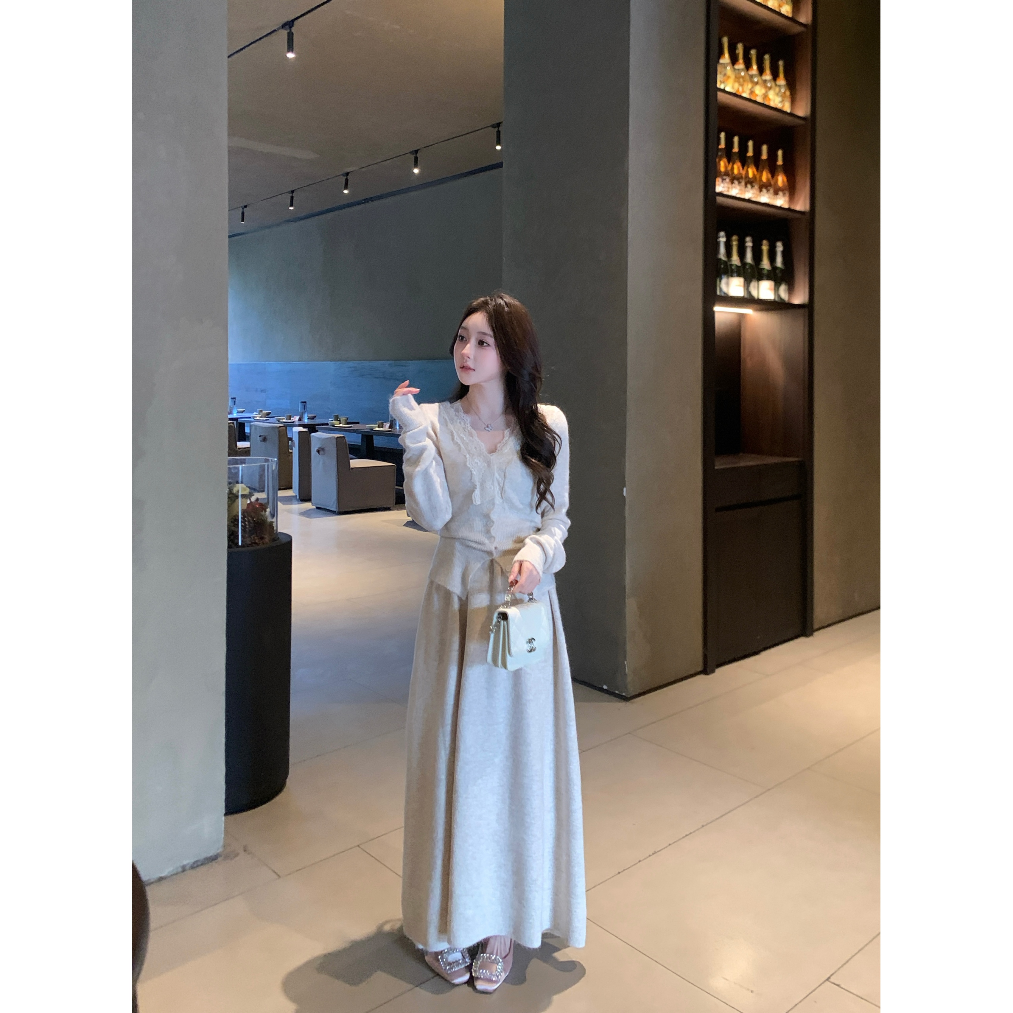 2025年韩系时尚穿搭蕾丝v领拼接开衫毛衣女法式气质高级半裙套装