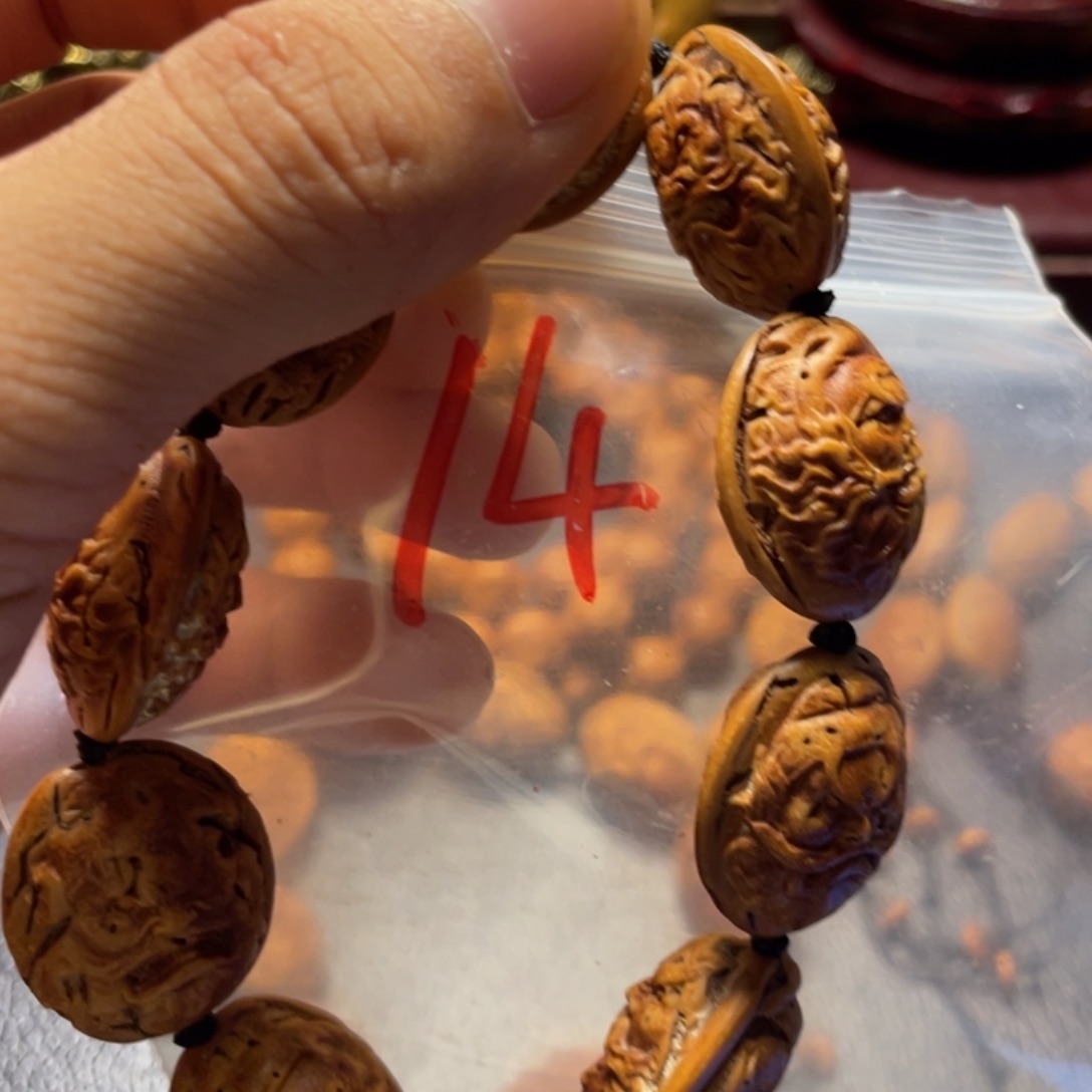 *****大桃核雕刻瑕疵钟馗头