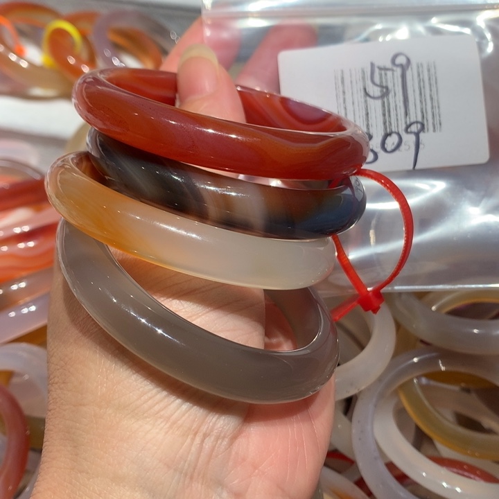 玛瑙/玉髓手镯未镶嵌被****?58