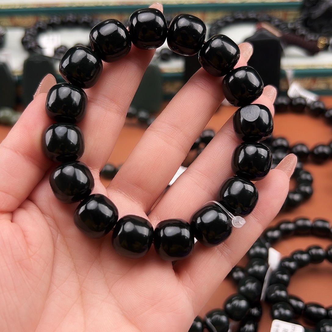 行***者和田玉未镶嵌手串