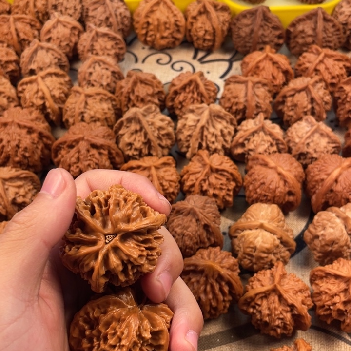 哈***少吊坠文玩核桃帝王三棱