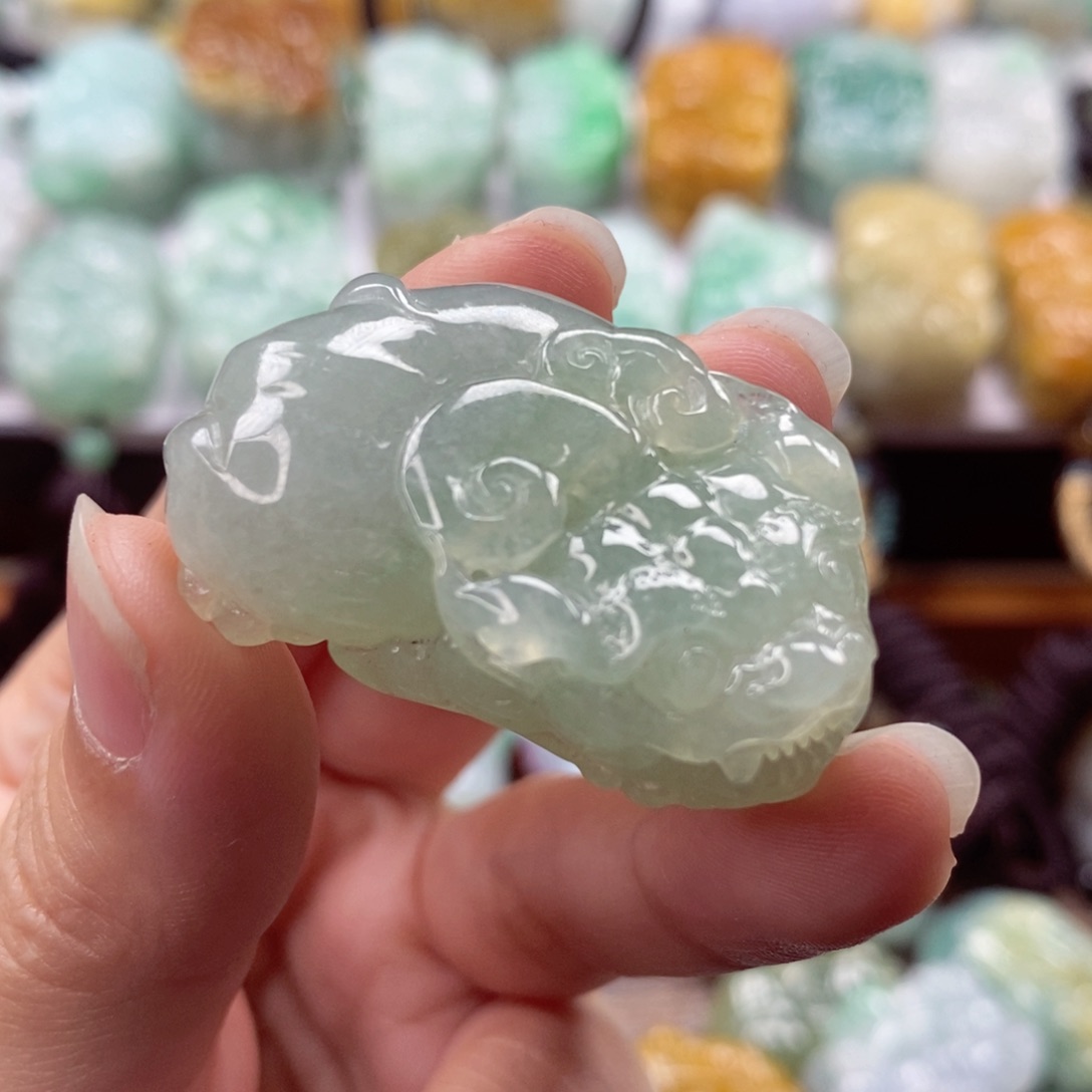 翡翠未镶嵌颈饰貔貅