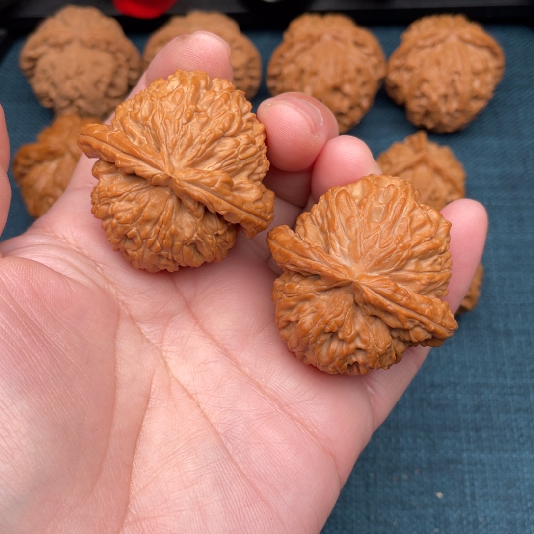 文玩核桃把件全品红皮白狮子44