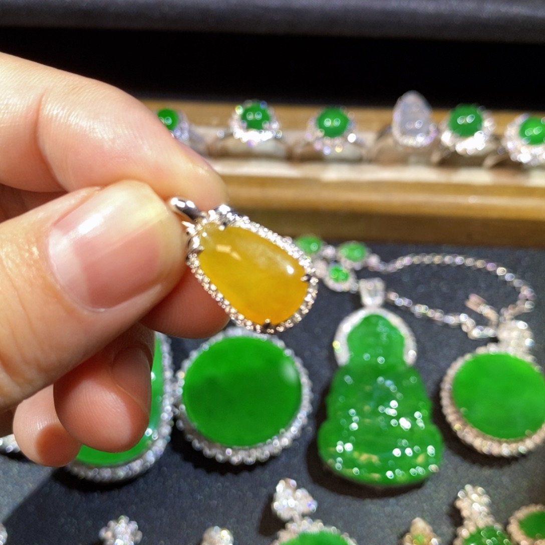 翡翠18K金镶嵌颈饰