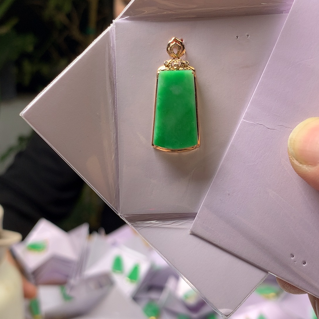 翡翠18K金镶嵌颈饰无事牌