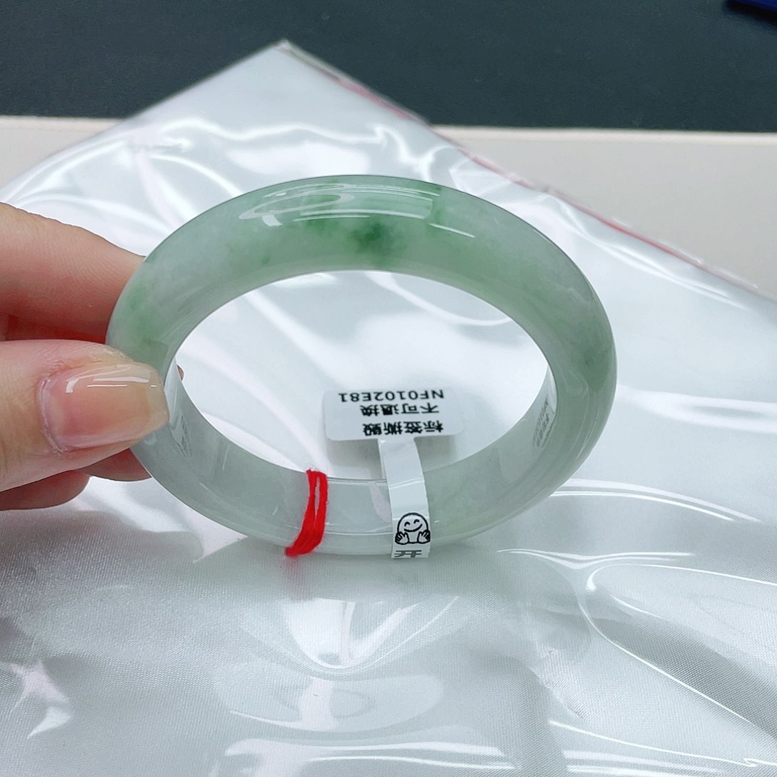 翡翠手镯未镶嵌正55.6