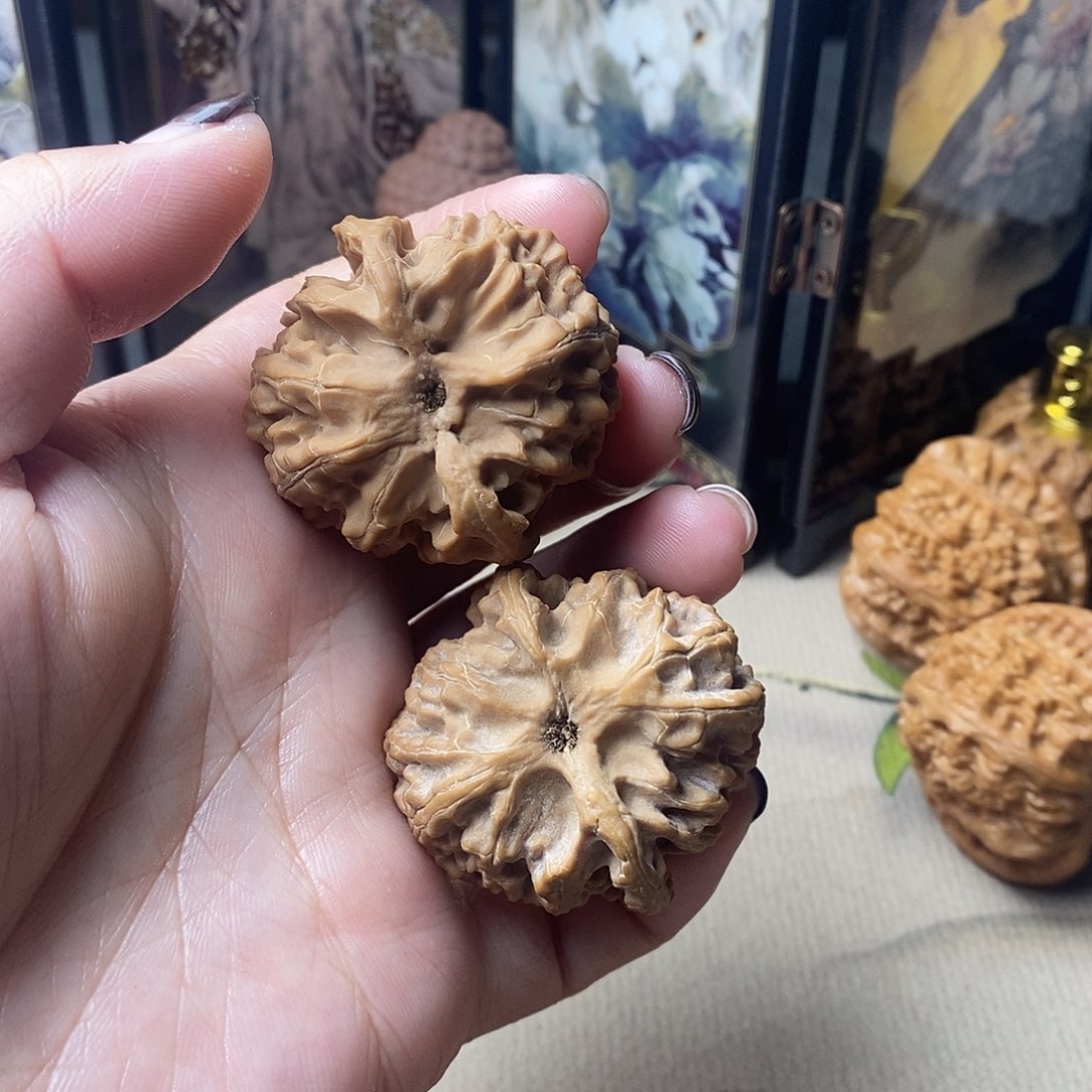 文玩核桃吊坠苹果园