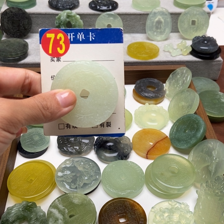 未镶嵌蛇纹石玉颈饰桂****游