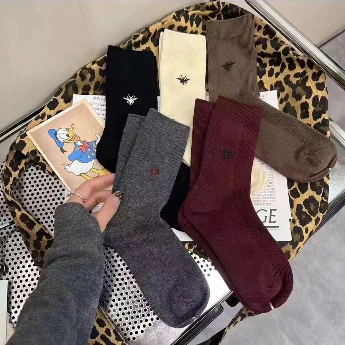 爆款刺绣小蜜蜂简约高筒袜安可拉红格雷灰复古潮流精致饰品袜