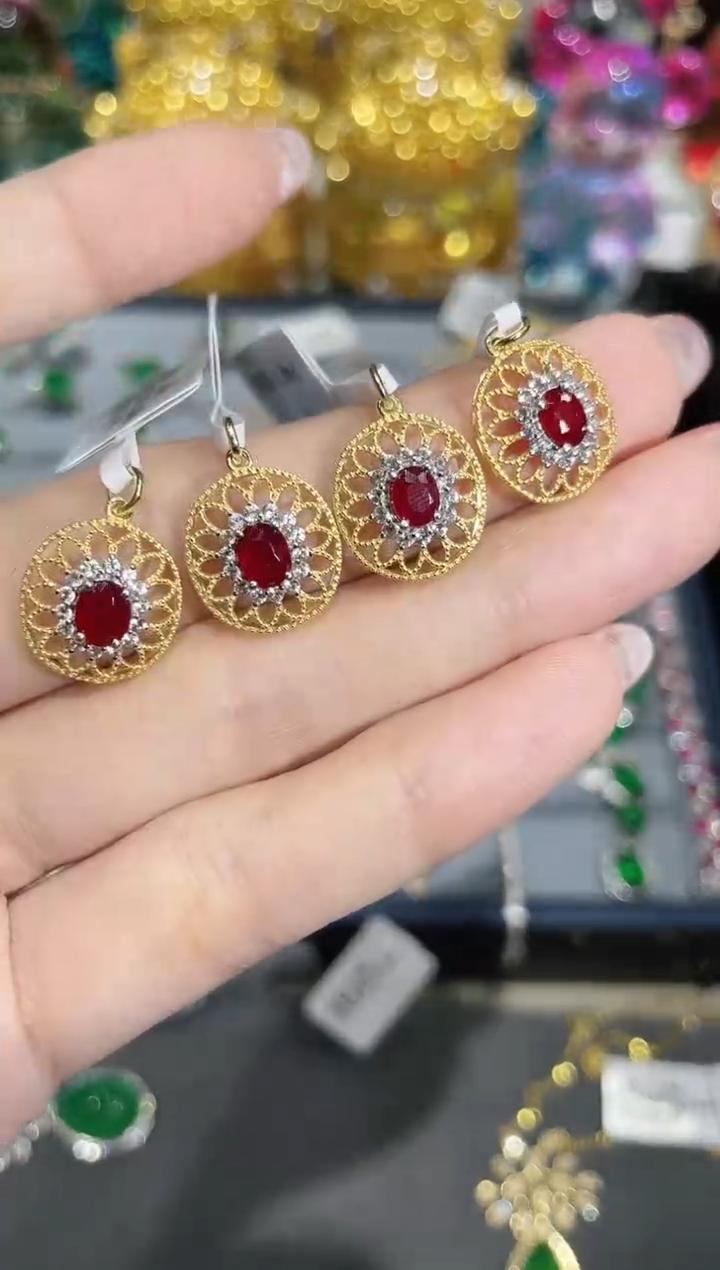 18K金镶嵌天然红宝石吊坠 多样性发其一