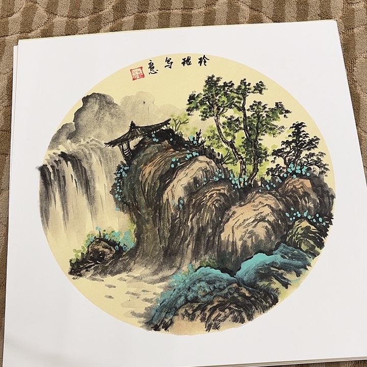 国画花鸟的翅膀是一个巨大的蝴蝶结在空中