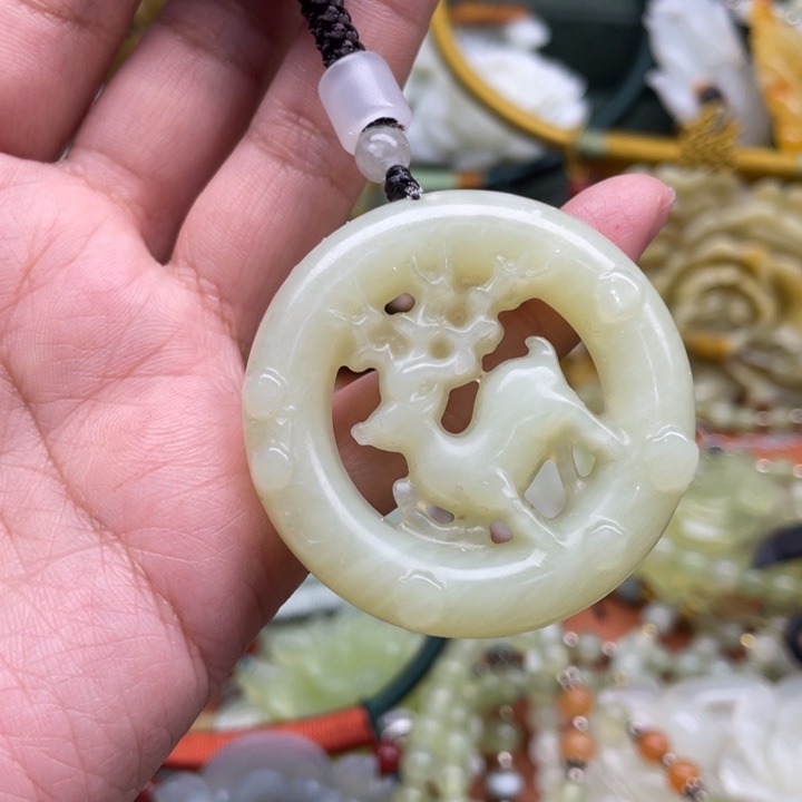 蛇纹石玉吊坠合金