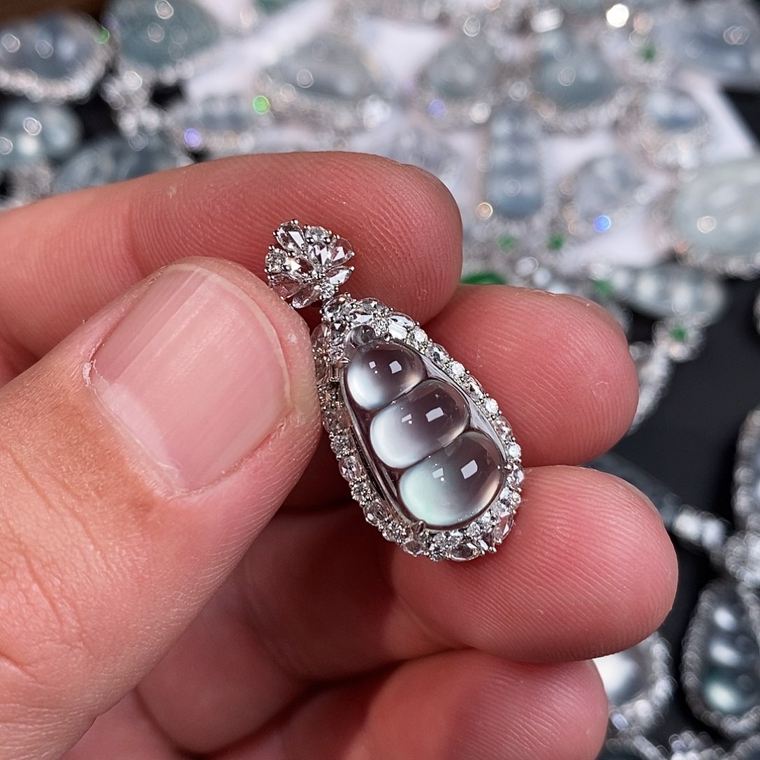 翡翠18K金镶嵌颈饰豆子