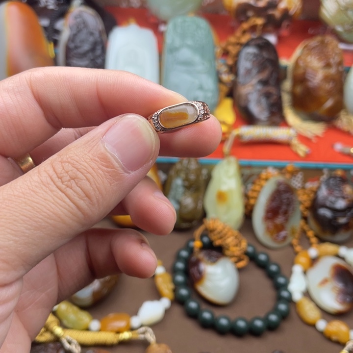 未镶嵌戒指和田玉