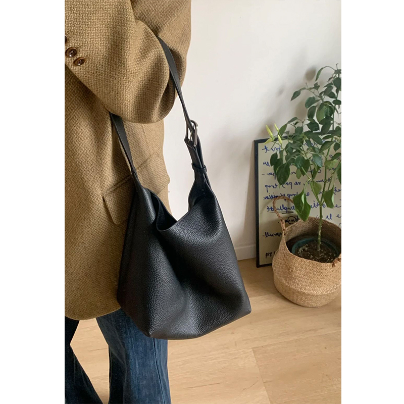 【百万严选】又轻又软~极简row风 头层牛皮 腋下斜跨包~A12265