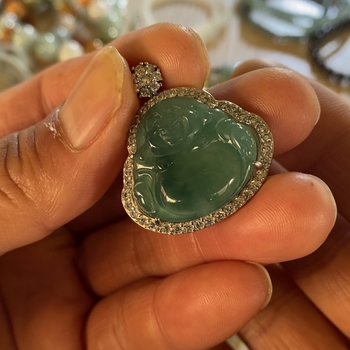 翡翠颈饰未镶嵌佛公