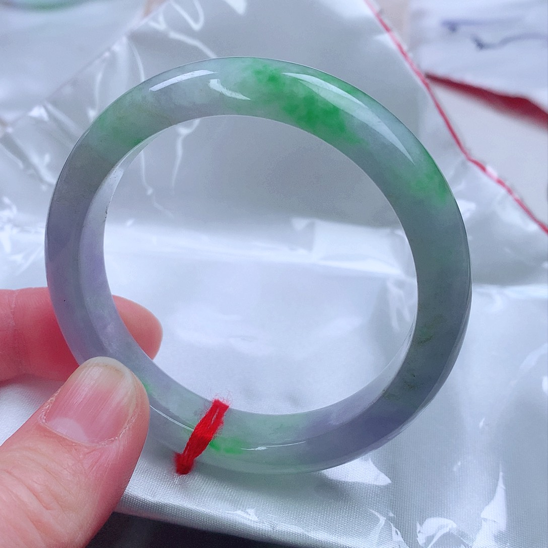 翡翠手镯未镶嵌。。