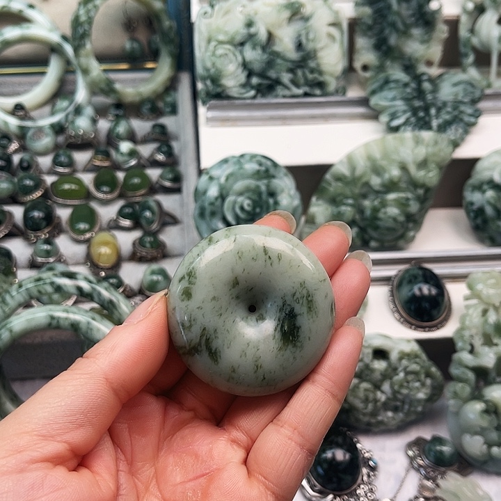 透闪石-蛇纹石玉颈饰未镶嵌