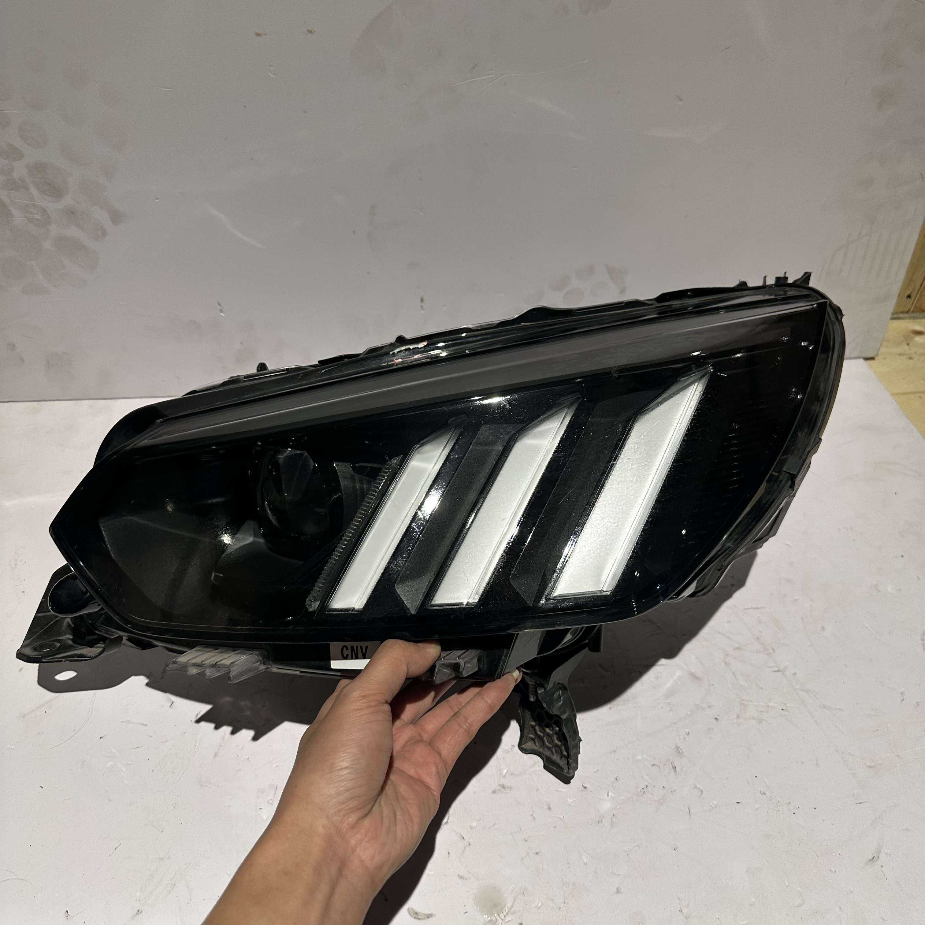 2020年款新款标致2008前左大灯