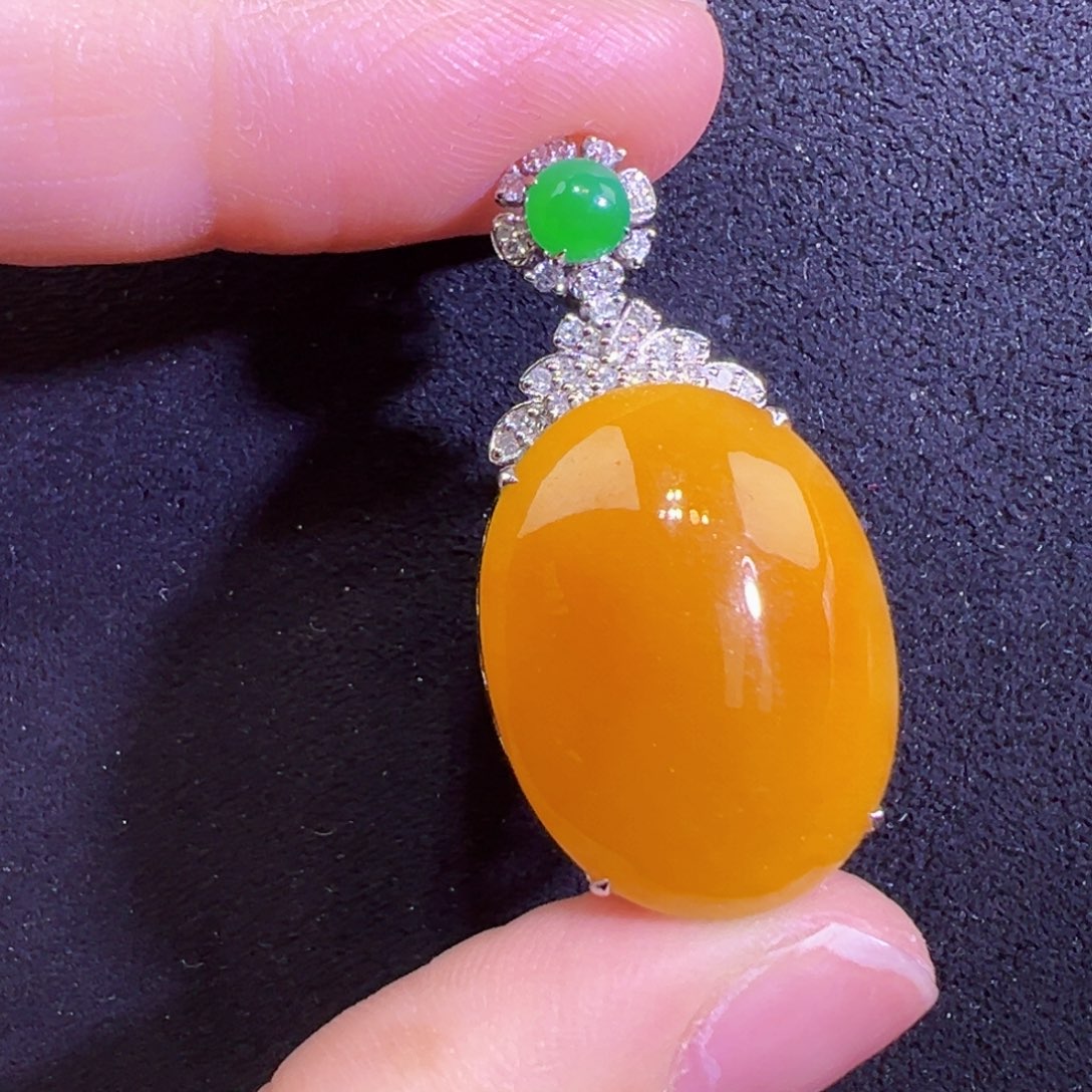 翡翠18K金镶嵌颈饰吊坠