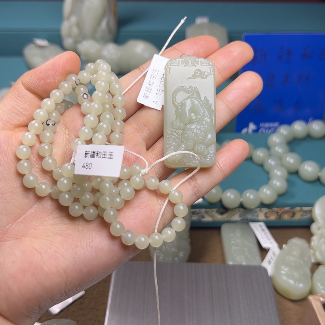 和田玉颈饰未镶嵌二****瓶