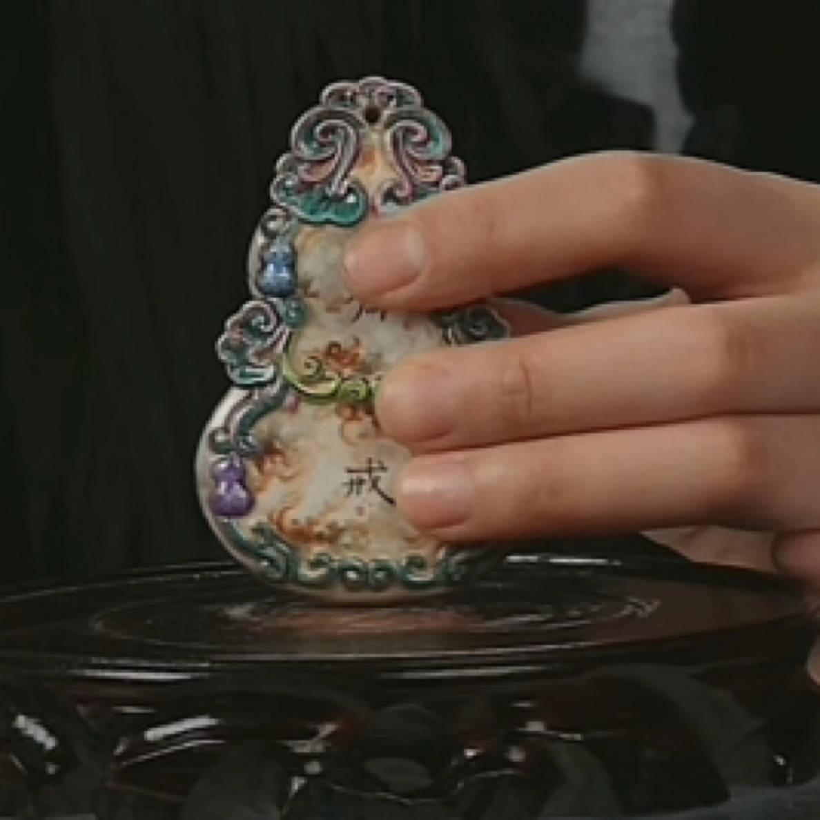 M石纹釉堆塑洋彩斋戒牌