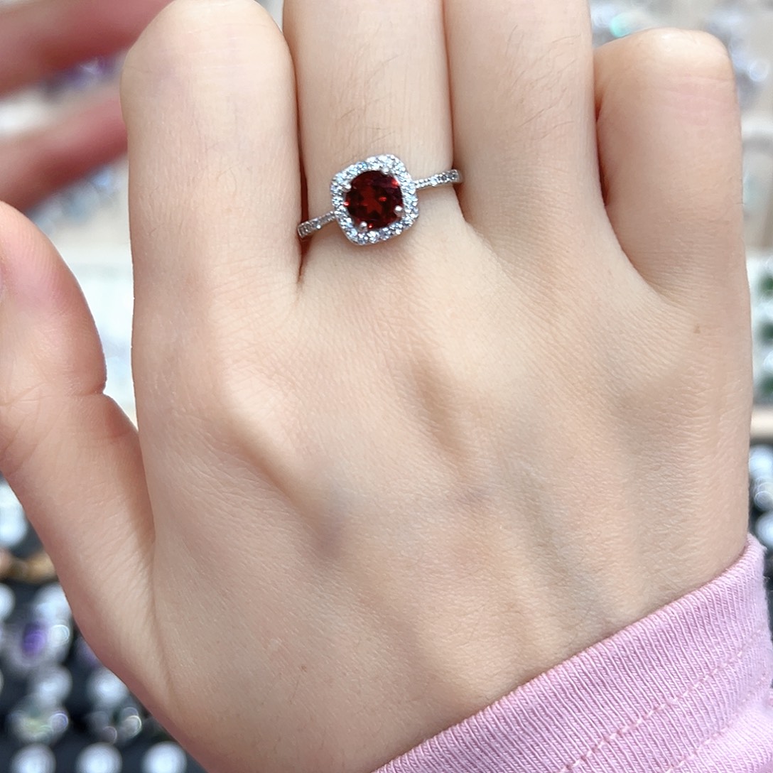 悦***已银S925镶嵌石榴石戒指