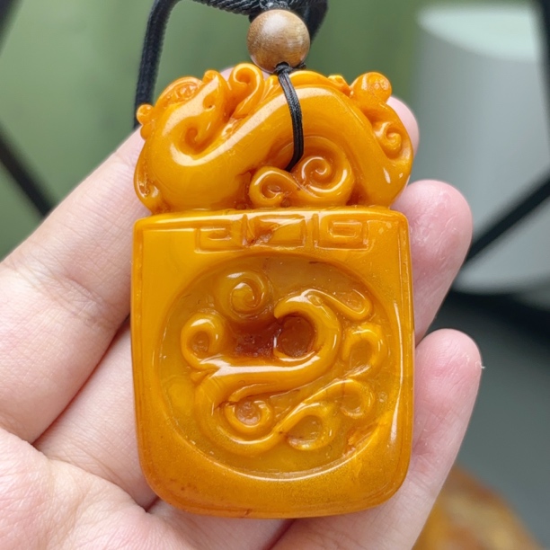 橘皮满蜡瑕疵老蜜蜡仿古龙牌子吊坠62×38×15（669号）