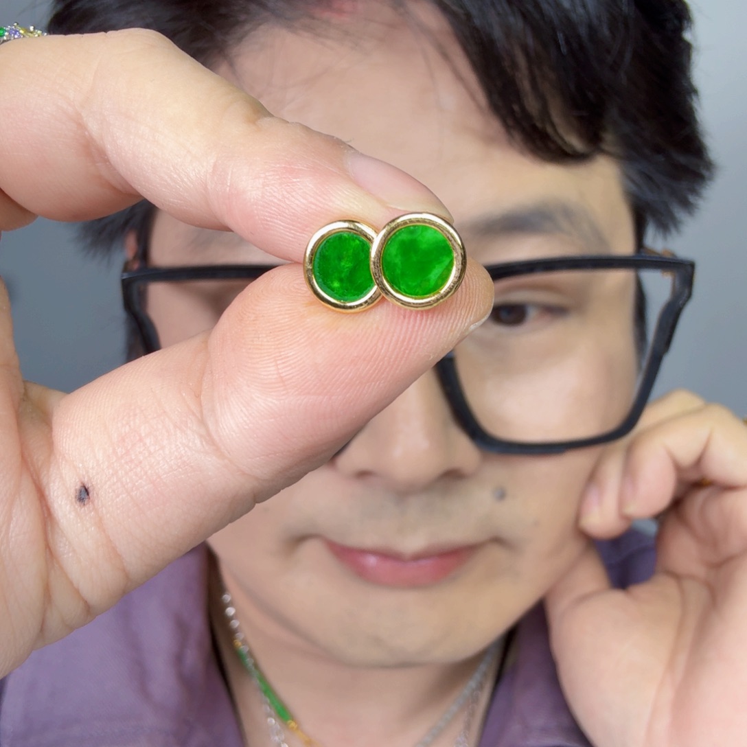 翡翠未镶嵌颈饰一对