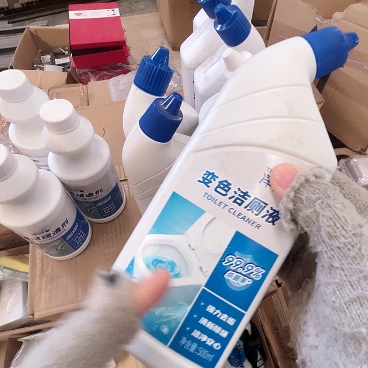 洁厕液拍一发三。  